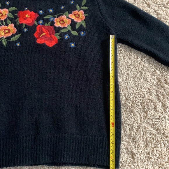 Large Wool blend sweater. Beautiful detail work - Picture 13 of 13